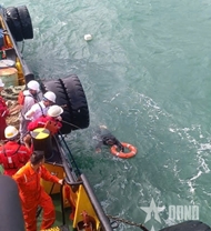 广义省边防部队接收海上遇险渔民